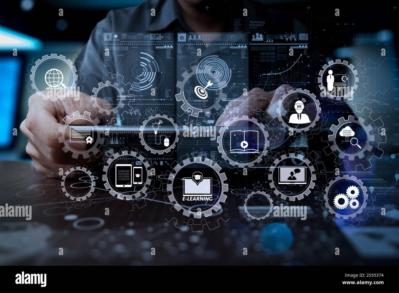 E-learning avec Connected Gear Cogs Connected diagramme tableau de bord virtuel. Main de médecin de médecine travaillant avec l'interface informatique moderne comme médical Banque D'Images