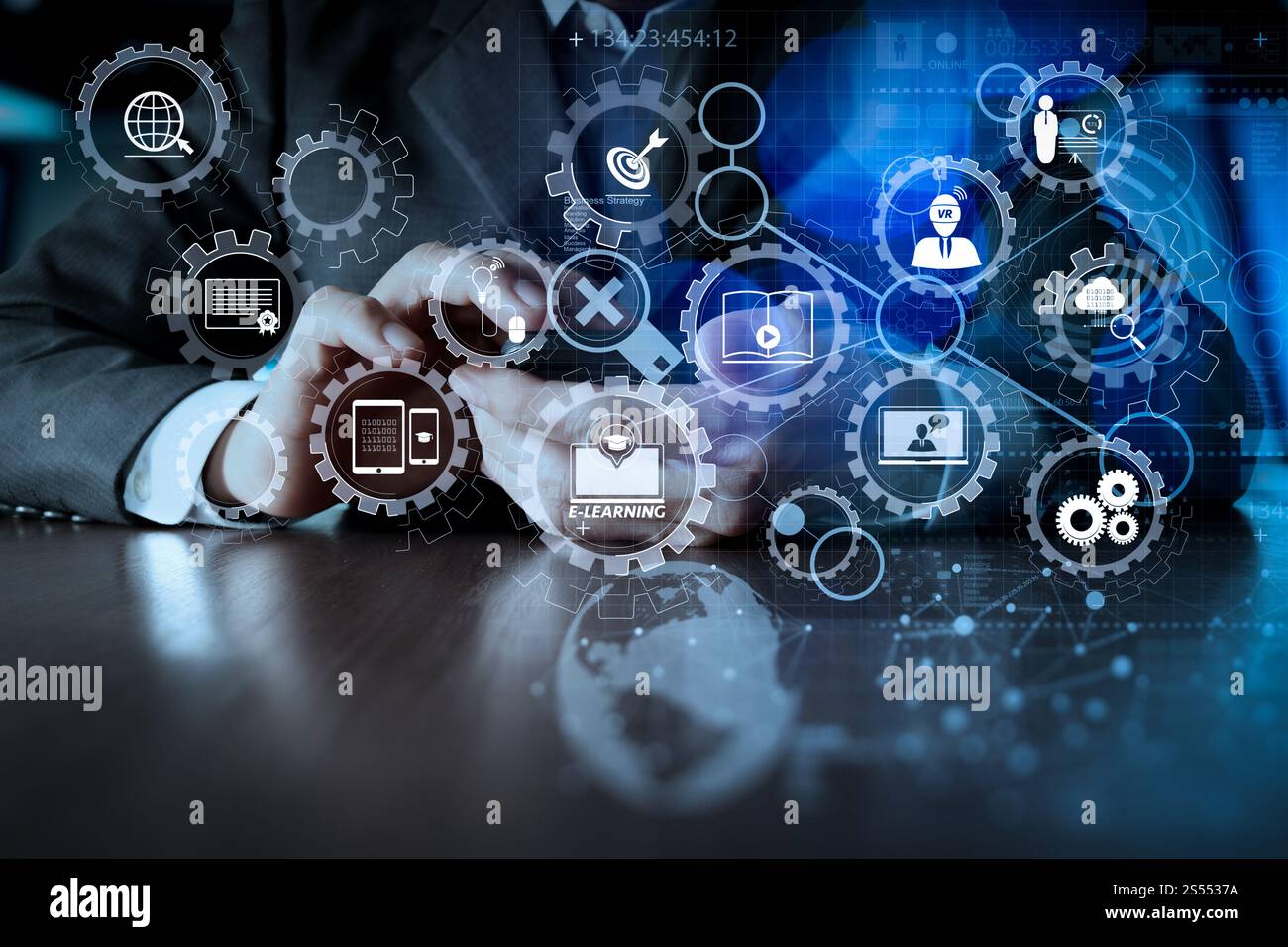 E-learning avec Connected Gear Cogs Connected diagramme tableau de bord virtuel. Main d'homme d'affaires utilisant le téléphone mobile avec effet de couche numérique comme affaires Banque D'Images