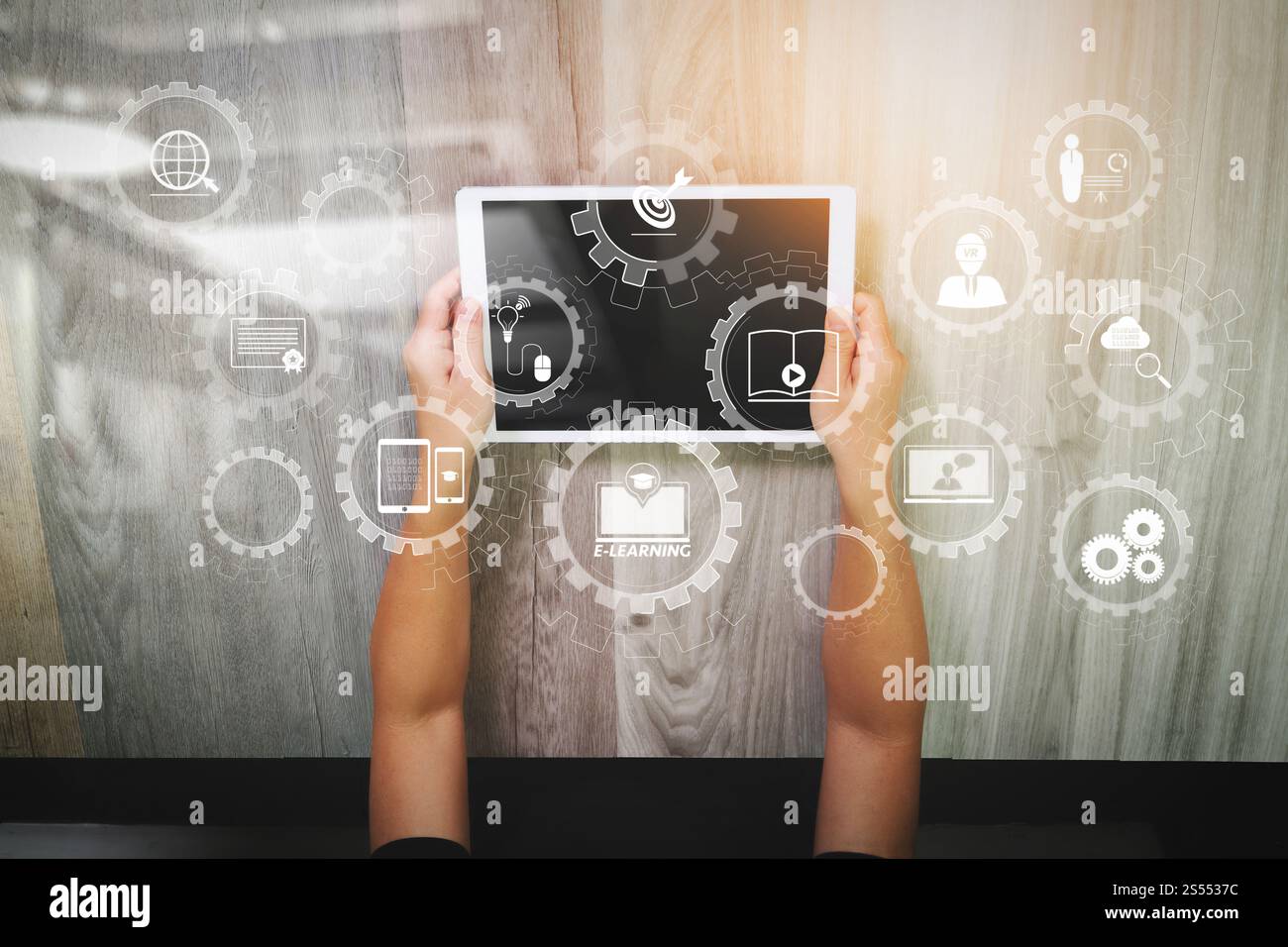 E-learning avec pignon connecté connecté cmv.tableau de bord virtuel schéma vue du dessus de la main Designer travaillant avec tablette numérique sur ordinateur de bureau en bois Banque D'Images