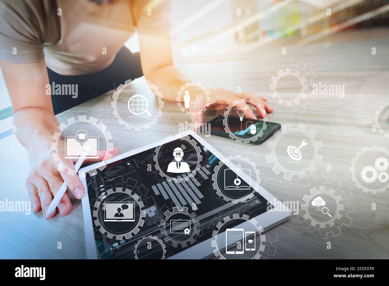 E-learning avec engrenages connectés diagramme connecté tableau de bord virtuel.homme d'affaires travaillant avec une tablette numérique et un téléphone intelligent avec numérique Banque D'Images