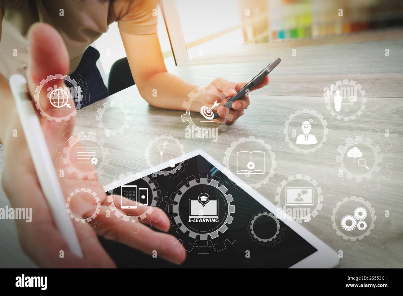 E-learning avec engrenages connectés diagramme connecté tableau de bord virtuel.vue de dessus de Designer Hand travaillant avec tablette numérique et intelligent Banque D'Images