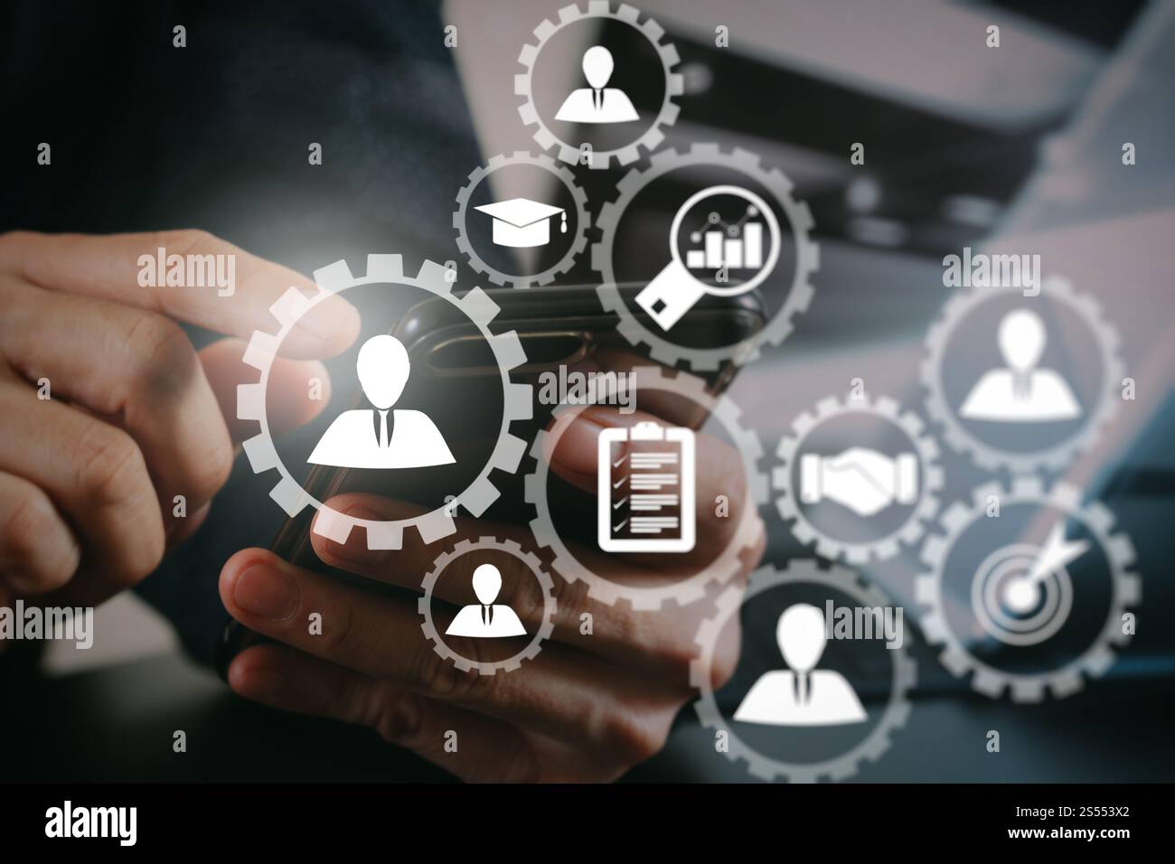 La gestion des ressources humaines avec le recrutement de l'entreprise concept. HR manager est la sélection de candidat à l'embauche avec écran virtuel à l'ordinateur. Banque D'Images