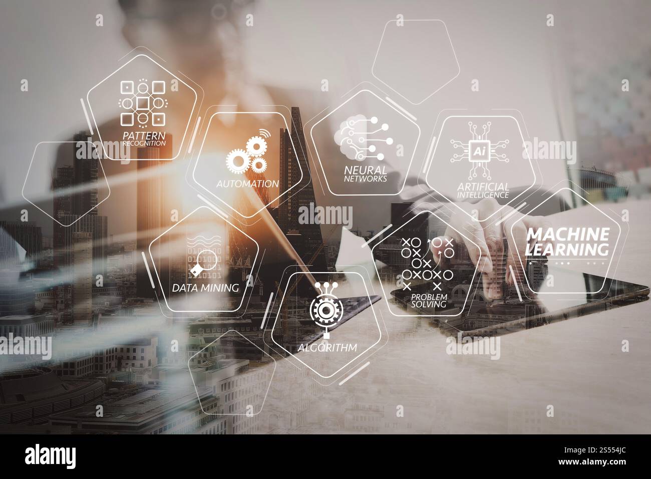 Diagramme de technologie d'apprentissage automatique avec l'intelligence artificielle (IA), le réseau neuronal, l'automatisation, l'exploration de données dans l'écran VR.Success homme d'affaires travaillant Banque D'Images