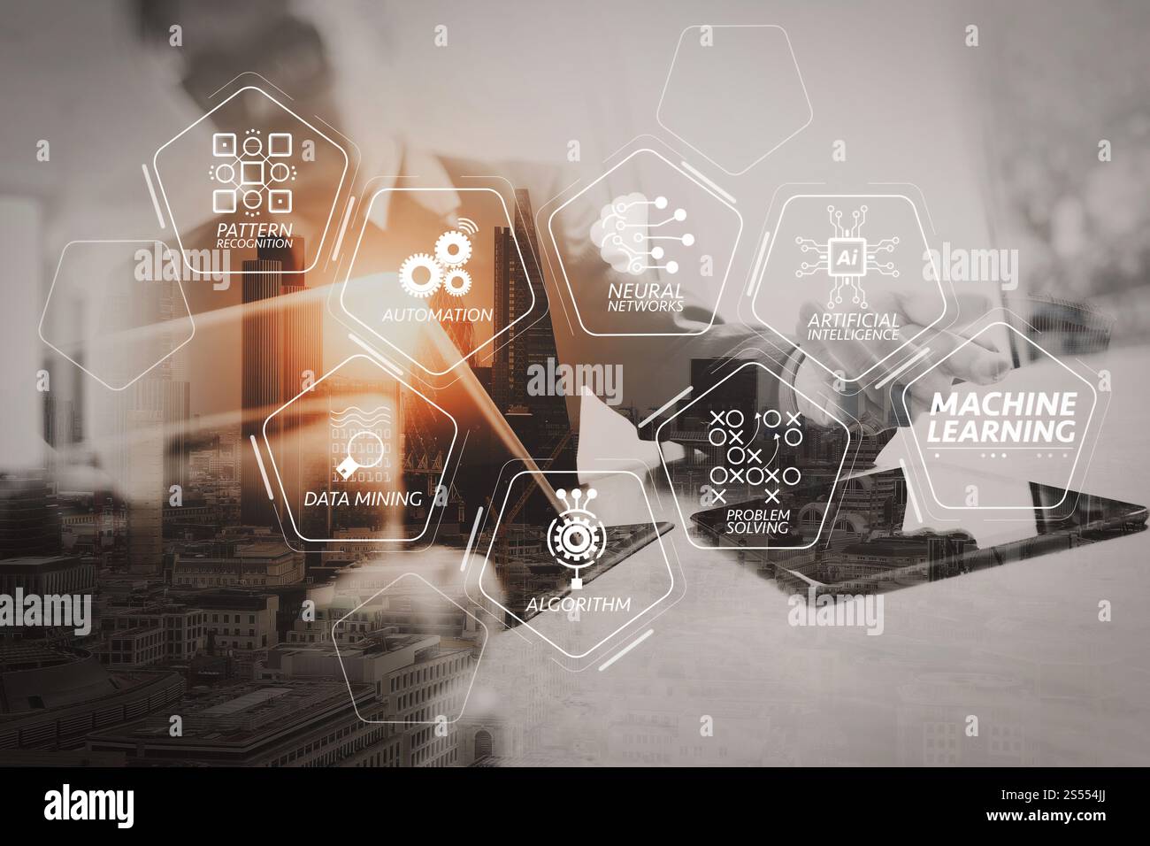 Diagramme de technologie d'apprentissage automatique avec l'intelligence artificielle (IA), le réseau neuronal, l'automatisation, l'exploration de données dans l'écran VR.Success homme d'affaires travaillant Banque D'Images