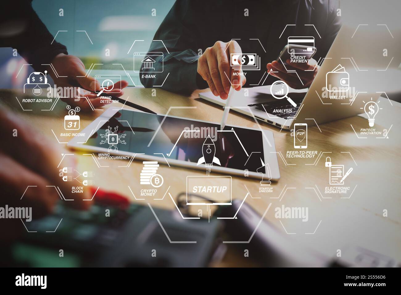 Organigramme de technologie financière et crypto-monnaie de minage de revenu de base avec diagramme virtuel UNICORN crypto-monnaie de démarrage de blockchain. Équipe commerciale Banque D'Images