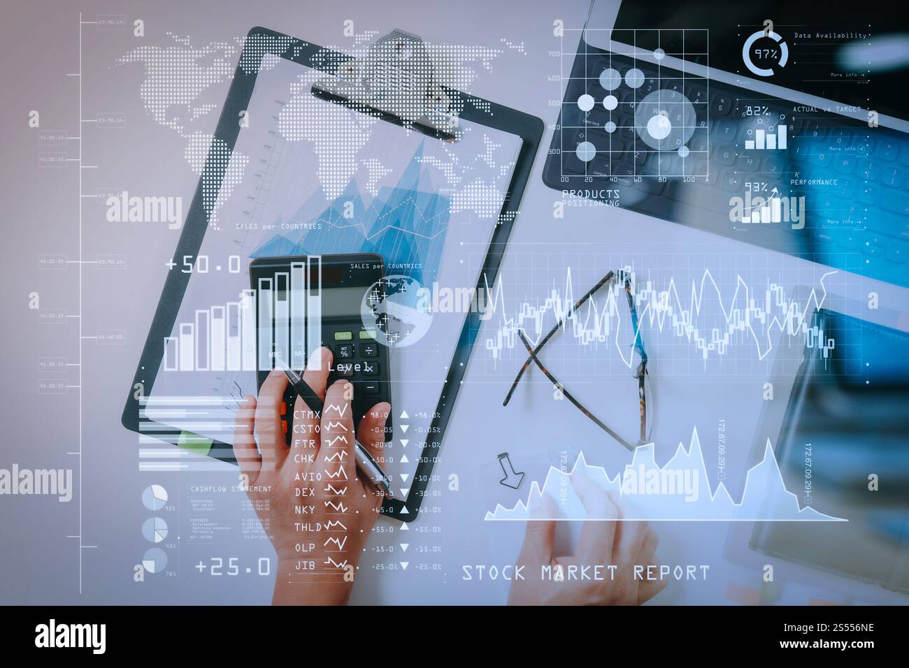 ToInvestor analysant le rapport boursier et le tableau de bord financier avec la veille économique (BI), avec les indicateurs de performance clés (KPI).Businessman Banque D'Images