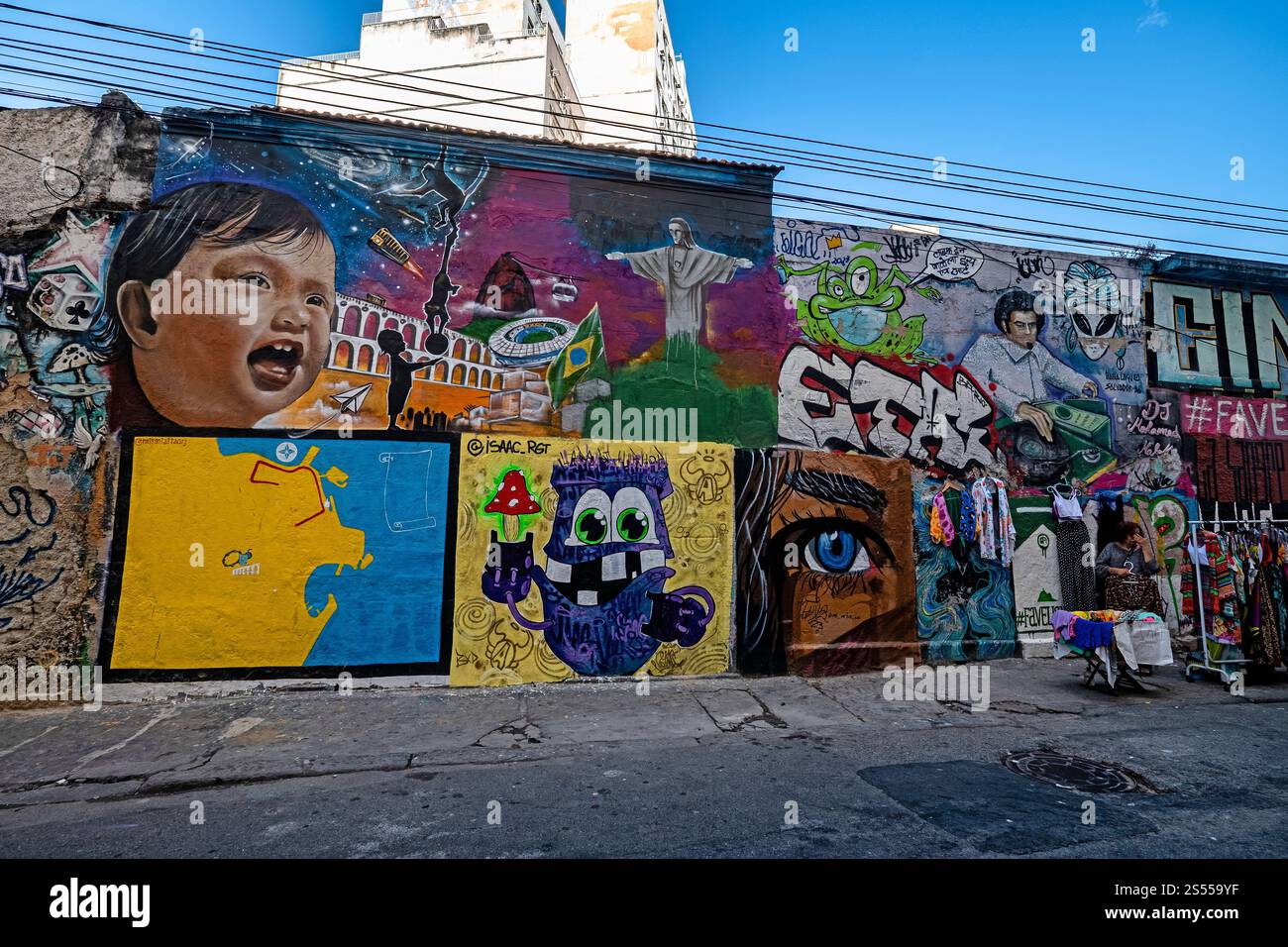 En fait, le maire a récemment légalisé les graffitis et les institutions gouvernementales ont commencé à financer des projets d'art de rue qui amènent des groupes d'artistes Banque D'Images