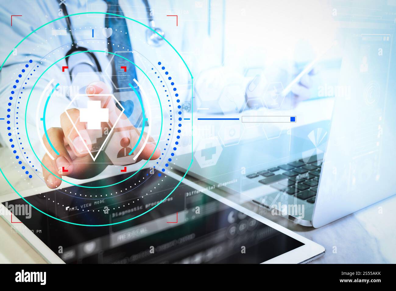 Soins de santé et services médicaux avec diagramme AR circulaire. Concept de technologie médicale. Main de médecin travaillant avec une tablette numérique moderne et un ordinateur portable Banque D'Images