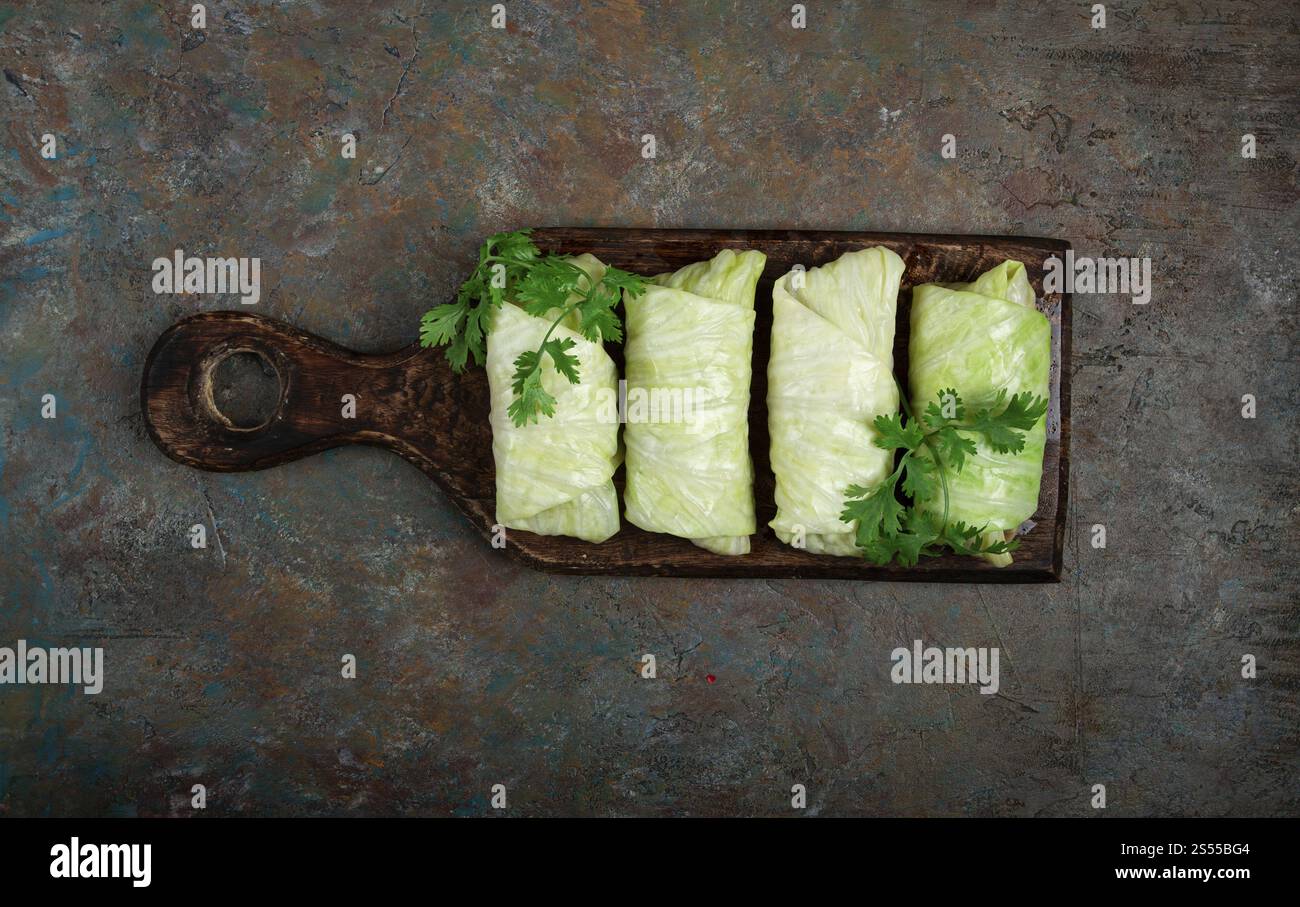 Rouleaux de chou cru, non cuits, avec de la viande hachée, vue de dessus, sans personnes, sous les projecteurs Banque D'Images