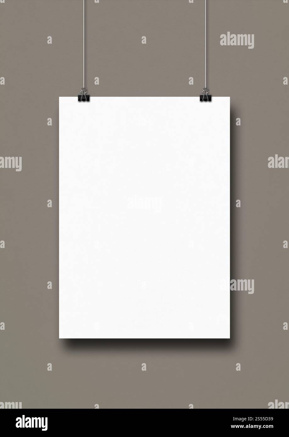 Affiche blanche accrochée sur un mur gris avec des clips. Modèle de maquette vierge. Affiche blanche accrochée sur un mur gris avec des clips Banque D'Images