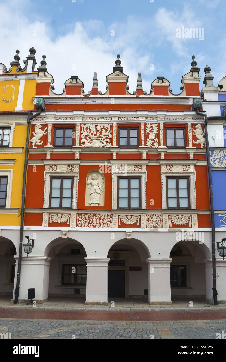 Bâtiment Renaissance soigneusement décoré avec façade rouge et arcades impressionnantes, Grande place du marché, Zamosc, Zamosc, site du patrimoine mondial de l'UNESCO Banque D'Images