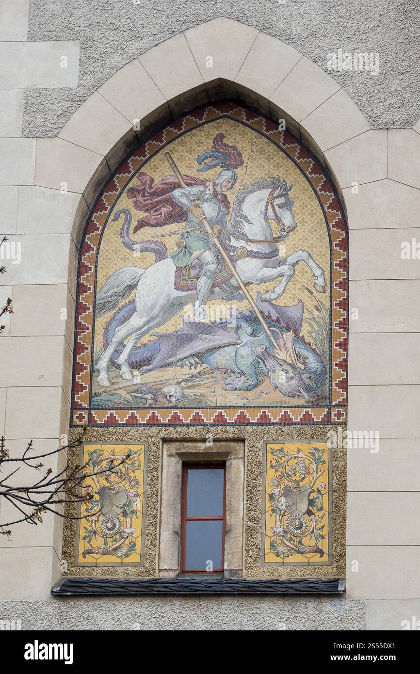 Mosaïque murale de 1890 par Wilhelm Walter à la porte centrale du château, Siegfried le tueur du dragon, Albrechtsburg Castle Meissen, Saxe, Allemagne, Europ Banque D'Images