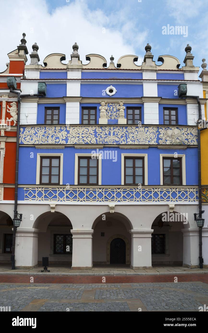 Magnifique bâtiment Renaissance avec façade bleue et décorations ornées sous les arcades, Grande place du marché, Zamosc, Zamosc, patrimoine mondial de l'UNESCO Banque D'Images