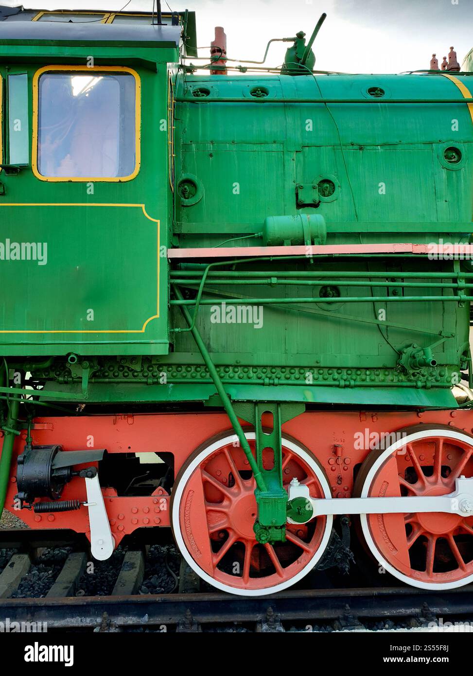 Vieille locomotive à vapeur verte sur les rails. Vieille locomotive à vapeur soviétique verte sur les rails Banque D'Images