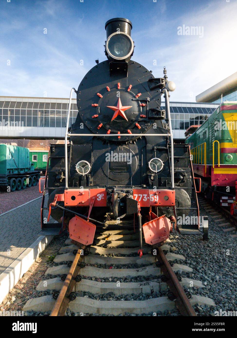 Photo d'une ancienne locomotive à vapeur noire à la gare. Image d'une vieille locomotive à vapeur noire à la gare Banque D'Images