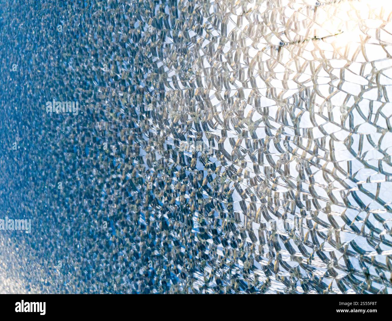 Macro photo de miroir ou de surface de verre brisée en petits morceaux. Image macro de miroir ou de surface de verre brisée en petits morceaux Banque D'Images