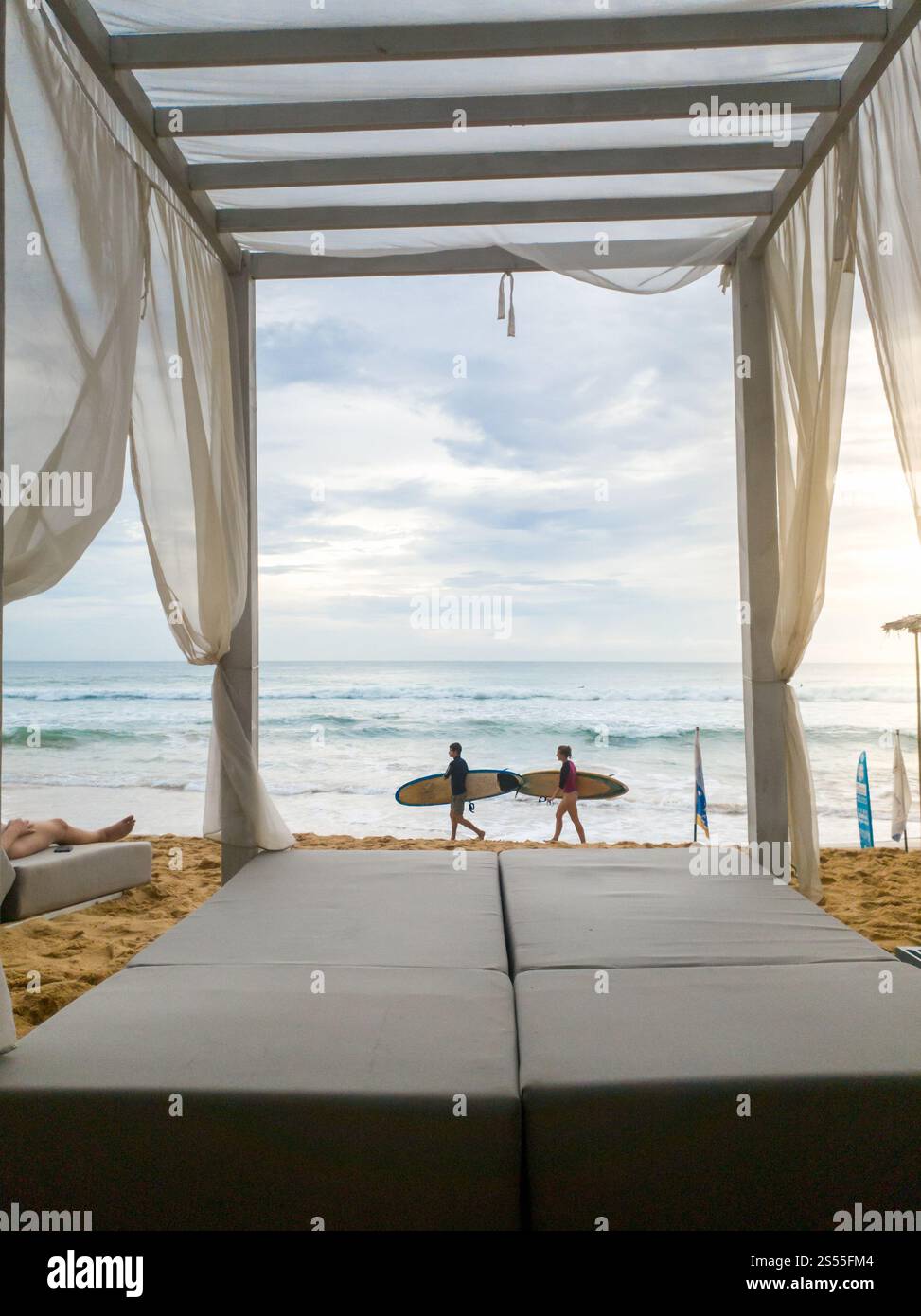 Silhouette de deux surfeurs marchant avec des planches de surf sur la plage océanique. Silhouette de deux surfeurs marchant avec des planches de surf sur la plage de l'océan Banque D'Images