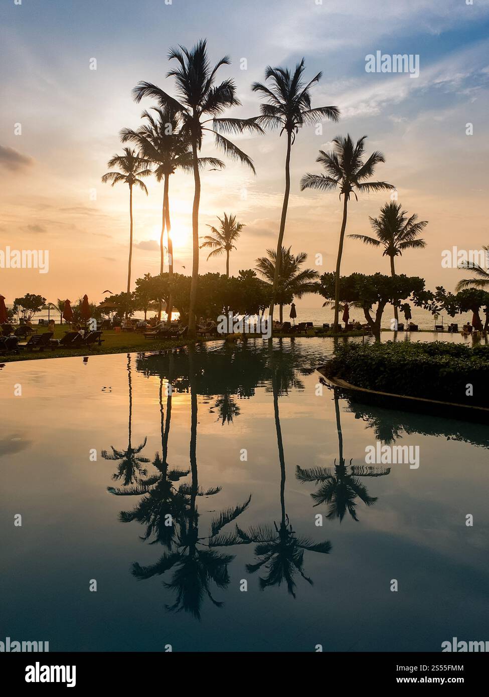 Belle photo du lever du soleil sur l'île tropicale à la piscine dans le complexe hôtelier. Belle image du lever du soleil sur l'île tropicale à la baignade Banque D'Images