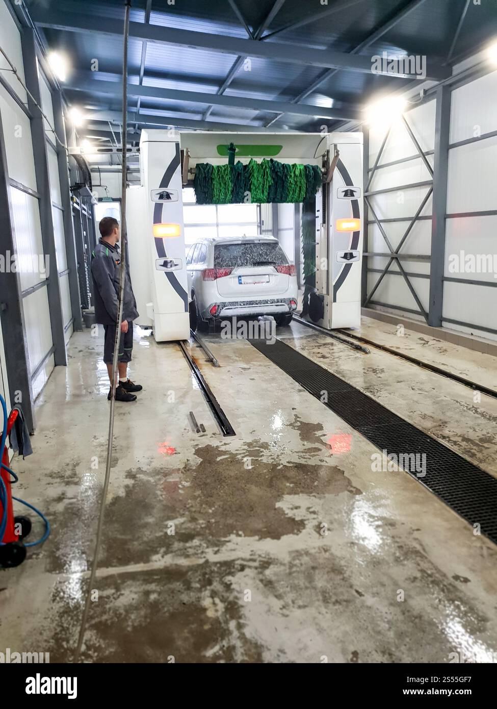 Photo du service de station de lavage automatique de voiture. Image du service de station de lavage automatique de voiture Banque D'Images