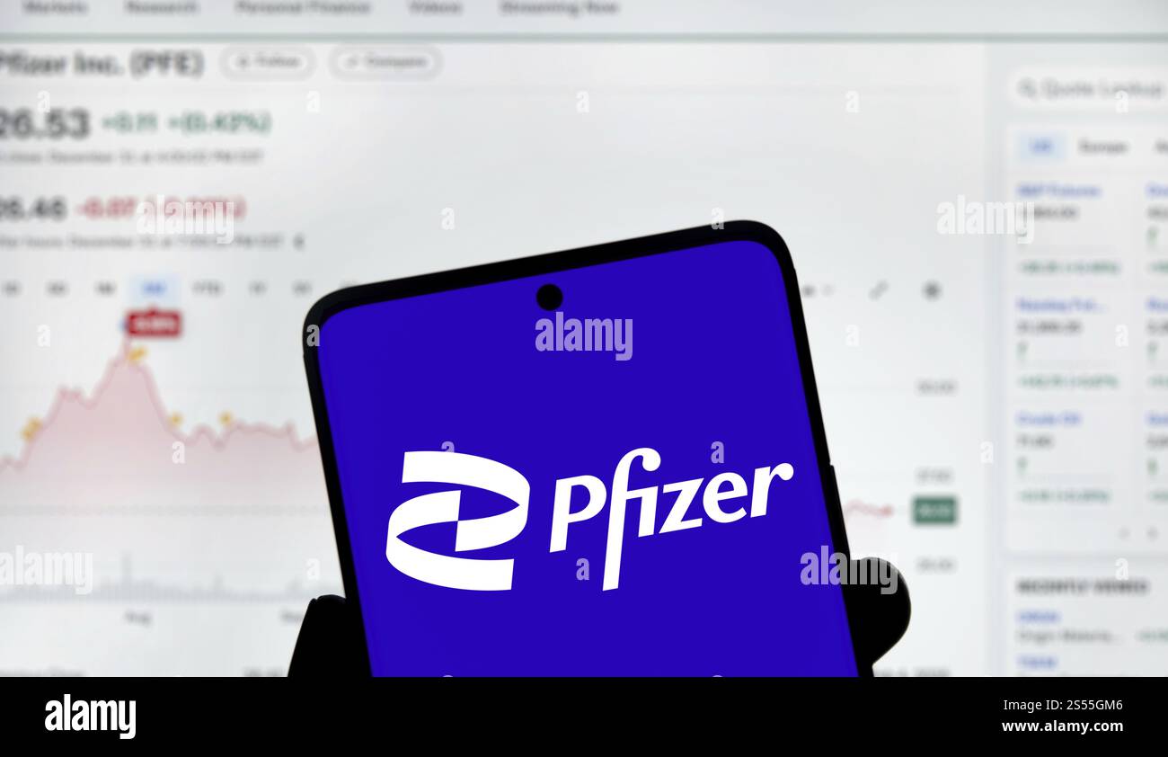 le logo pfizer est affiché sur le smartphone. Pfizer Inc. est une multinationale américaine spécialisée dans les produits pharmaceutiques et biotechnologiques Banque D'Images