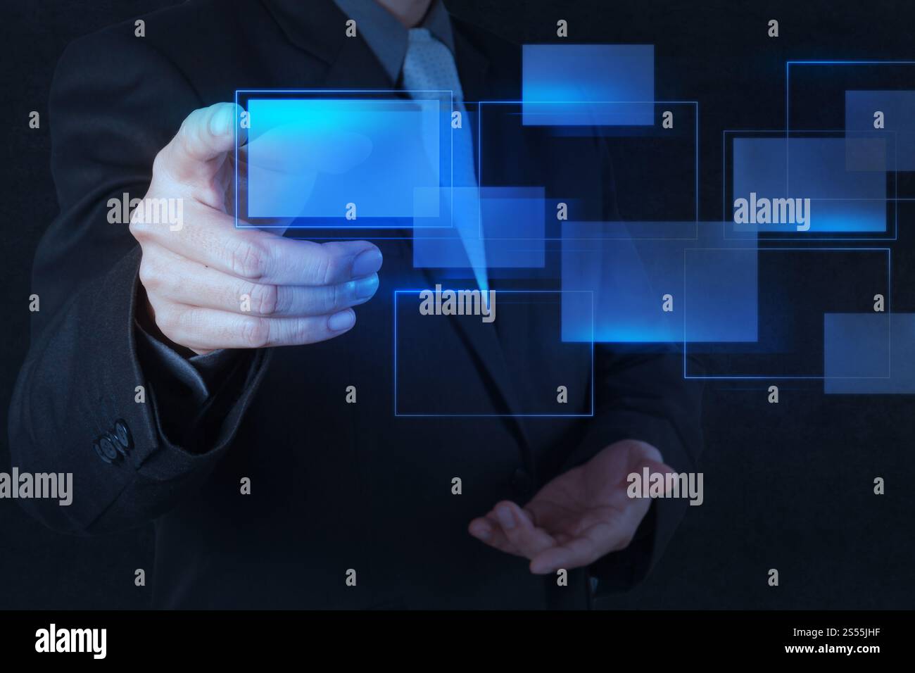 Businessman hand poussant sur une interface d'écran tactile Banque D'Images