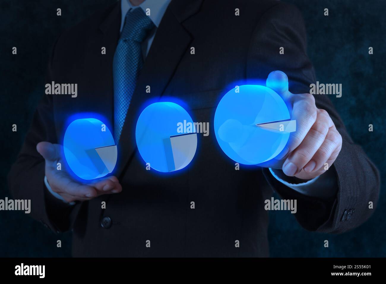 Businessman hand touch concept virtuel graphique comme la réussite de l'entreprise Banque D'Images