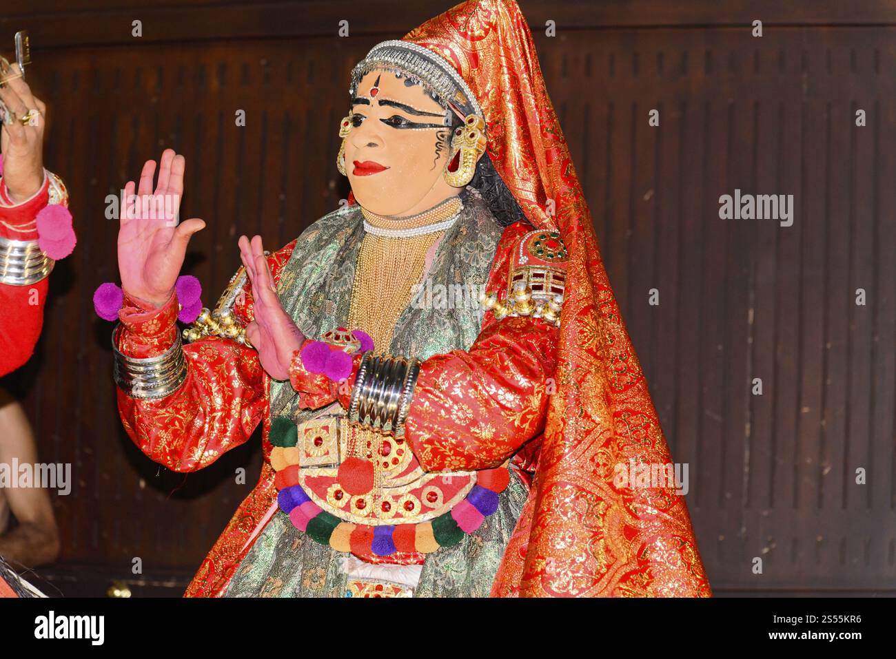 Danseurs Kathakali préparant leur performance, Kochi, Kerala, Inde du Sud, personne en robe traditionnelle exécutant un pas de danse, Fort Kochi, Kochi Banque D'Images