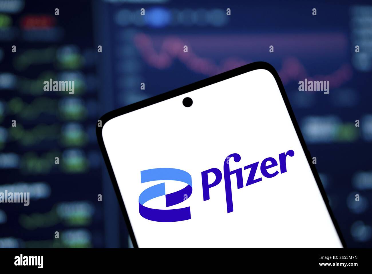 le logo pfizer est affiché sur le smartphone. Pfizer Inc. est une multinationale américaine spécialisée dans les produits pharmaceutiques et biotechnologiques Banque D'Images