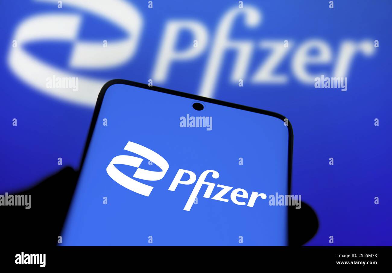 le logo pfizer est affiché sur le smartphone. Pfizer Inc. est une multinationale américaine spécialisée dans les produits pharmaceutiques et biotechnologiques Banque D'Images