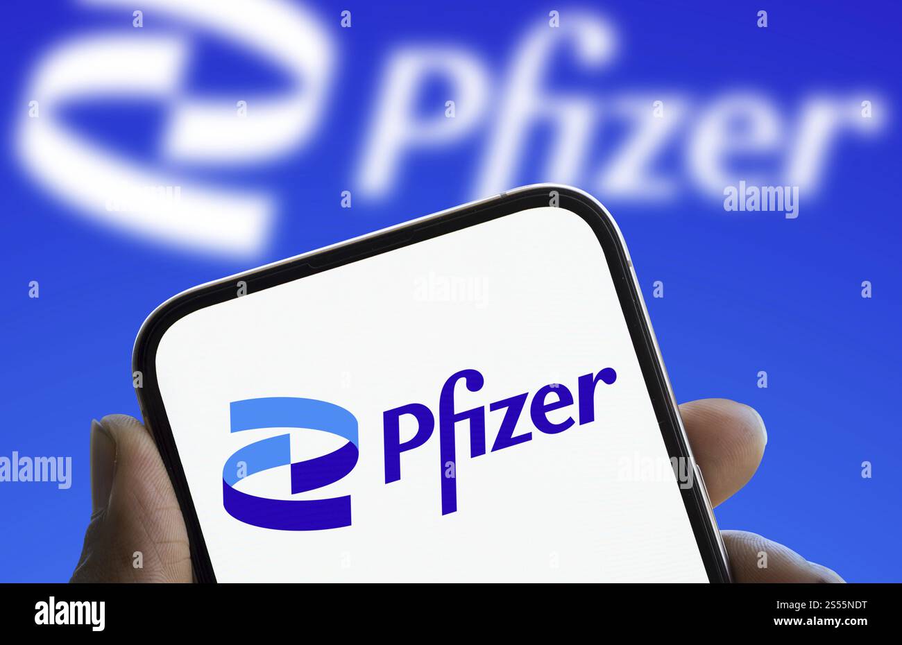le logo pfizer est affiché sur le smartphone. Pfizer Inc. est une multinationale américaine spécialisée dans les produits pharmaceutiques et biotechnologiques Banque D'Images