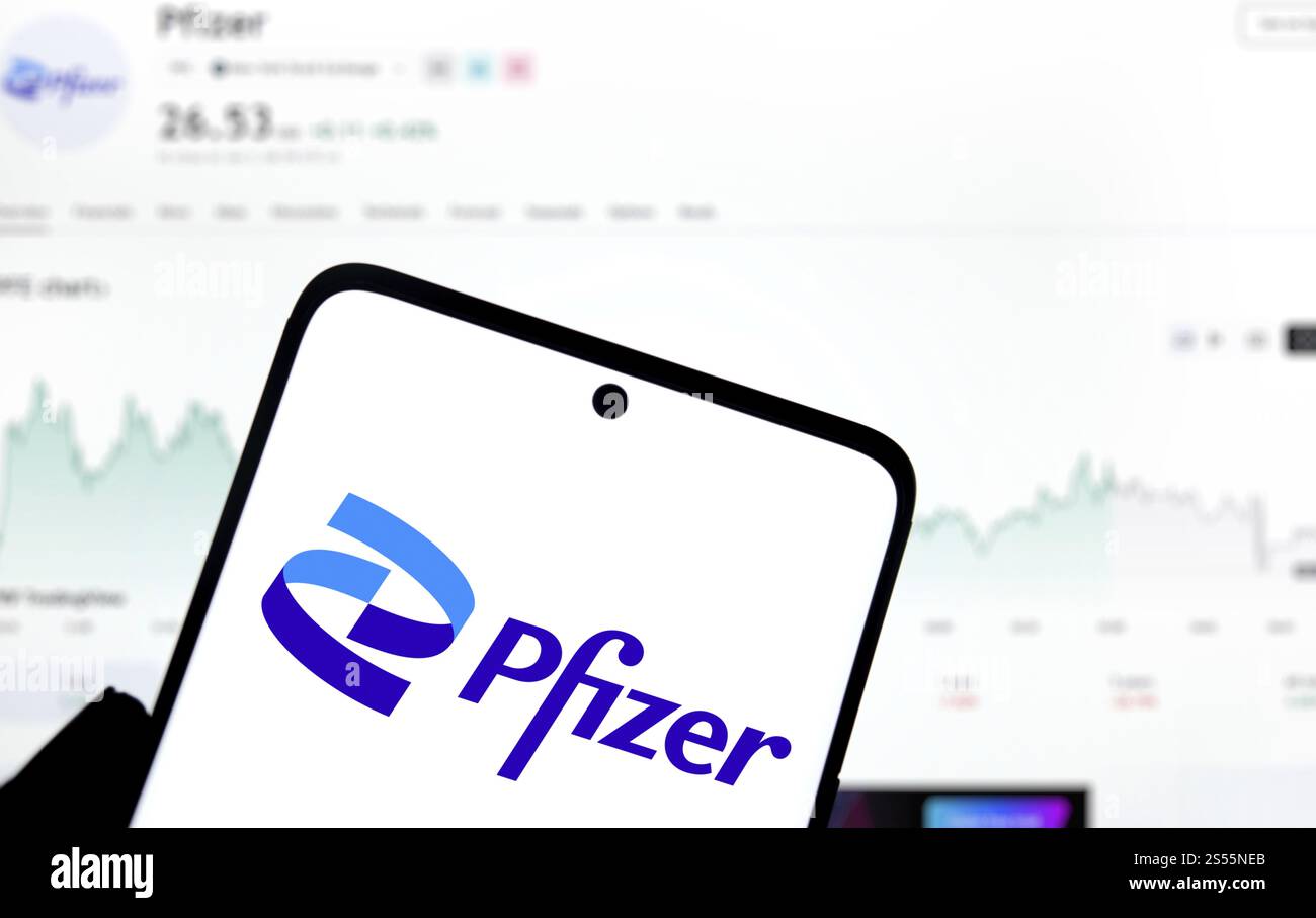 le logo pfizer est affiché sur le smartphone. Pfizer Inc. est une multinationale américaine spécialisée dans les produits pharmaceutiques et biotechnologiques Banque D'Images