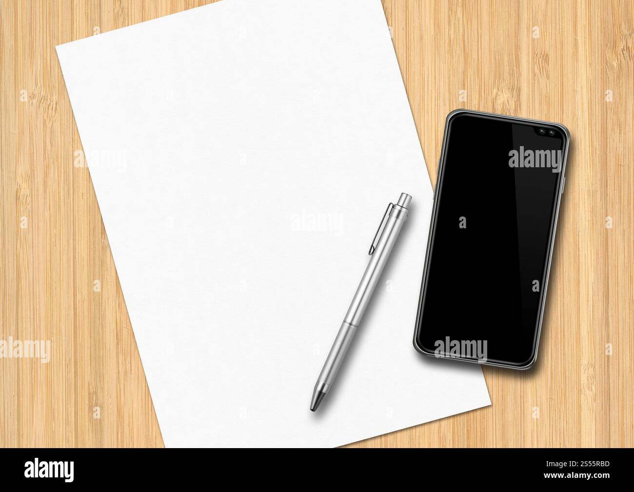 Feuille de papier, stylo et smartphone sur un bureau en bois Banque D'Images