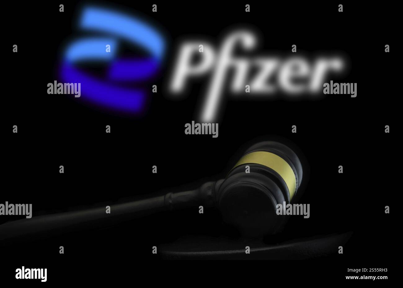 Marteau de court devant le logo pfizer. Pfizer Inc. est une multinationale américaine spécialisée dans les produits pharmaceutiques et biotechnologiques Banque D'Images