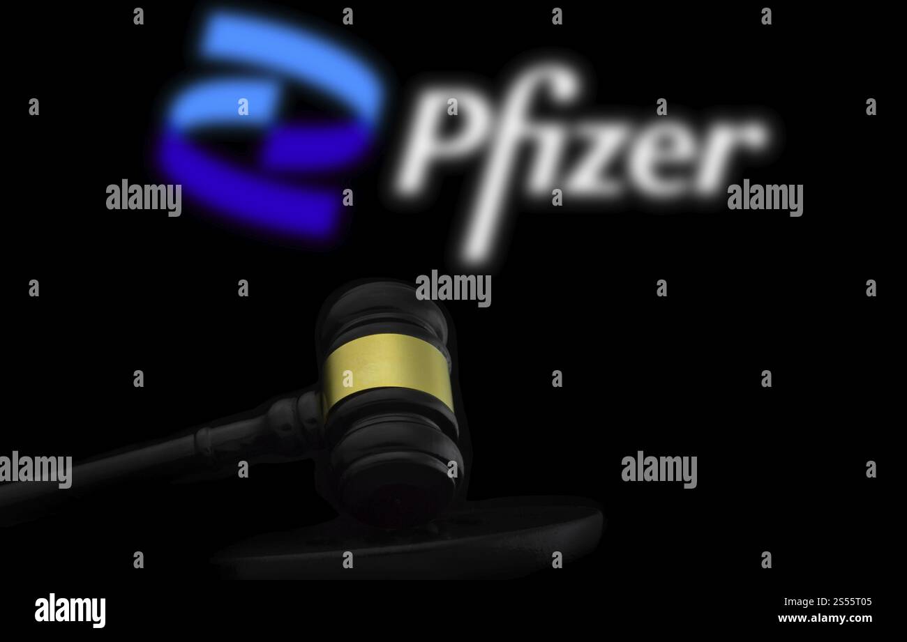 Marteau de court devant le logo pfizer. Pfizer Inc. est une multinationale américaine spécialisée dans les produits pharmaceutiques et biotechnologiques Banque D'Images