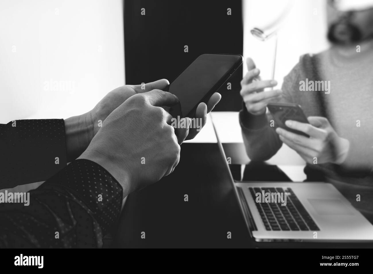 La réunion de l'équipe de travail concept,businessman using smart phone in noir et blanc, Banque D'Images