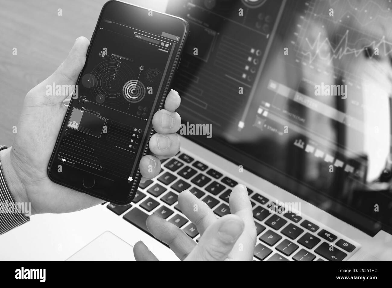 Close up de la main à l'aide de smart phone, ordinateur portable,paiement bancaire en ligne Technologie de réseau de communication 4.0, internet développement d'applications sans fil sync Banque D'Images