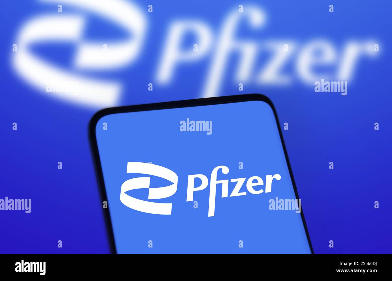le logo pfizer est affiché sur le smartphone. Pfizer Inc. est une multinationale américaine spécialisée dans les produits pharmaceutiques et biotechnologiques Banque D'Images