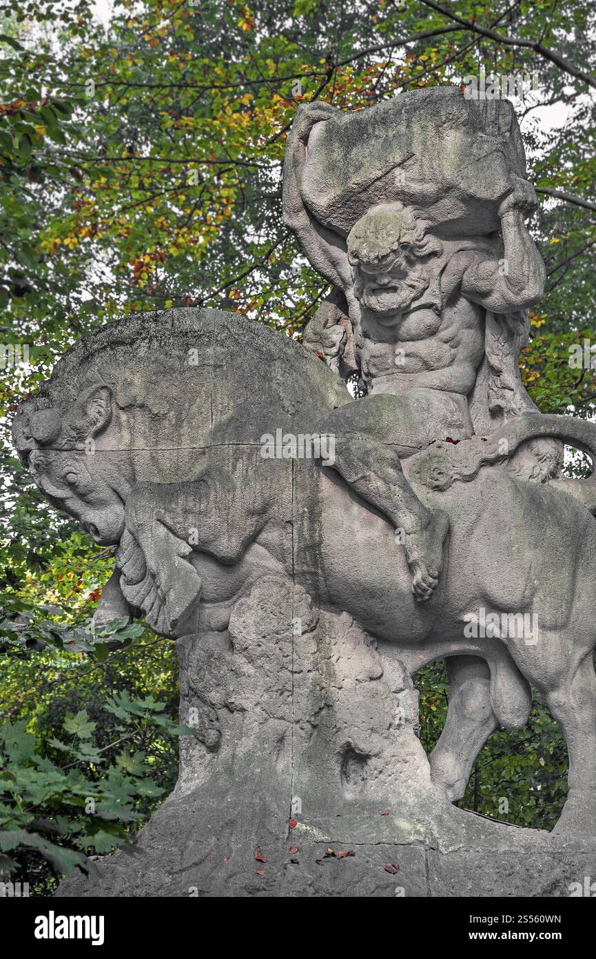 Sculpture en pierre, Hercule sur taureau, thème de la force, par Fritz Behn, Bavariapark, Munich, haute-Bavière, Bavière, Allemagne, Europe Banque D'Images