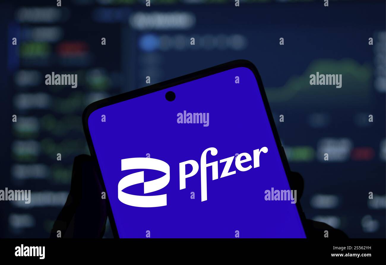 le logo pfizer est affiché sur le smartphone. Pfizer Inc. est une multinationale américaine spécialisée dans les produits pharmaceutiques et biotechnologiques Banque D'Images