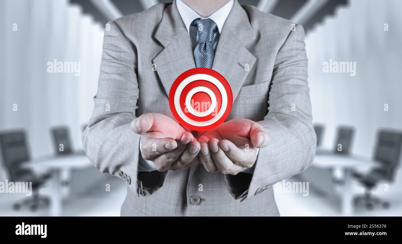 Businessman main montre le symbole du concept d'entreprise comme cible Banque D'Images