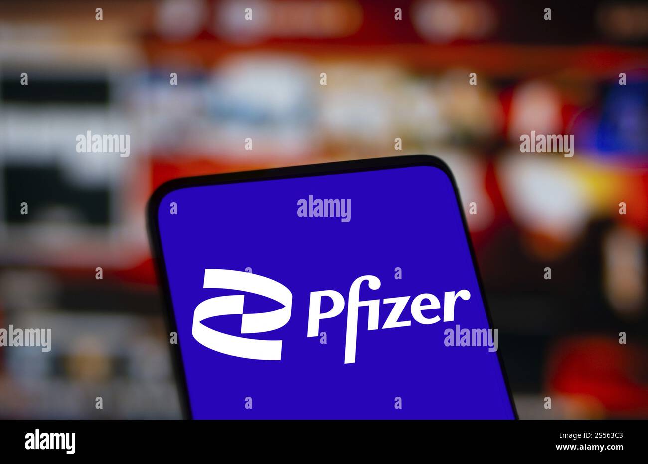 le logo pfizer est affiché sur le smartphone. Pfizer Inc. est une multinationale américaine spécialisée dans les produits pharmaceutiques et biotechnologiques Banque D'Images