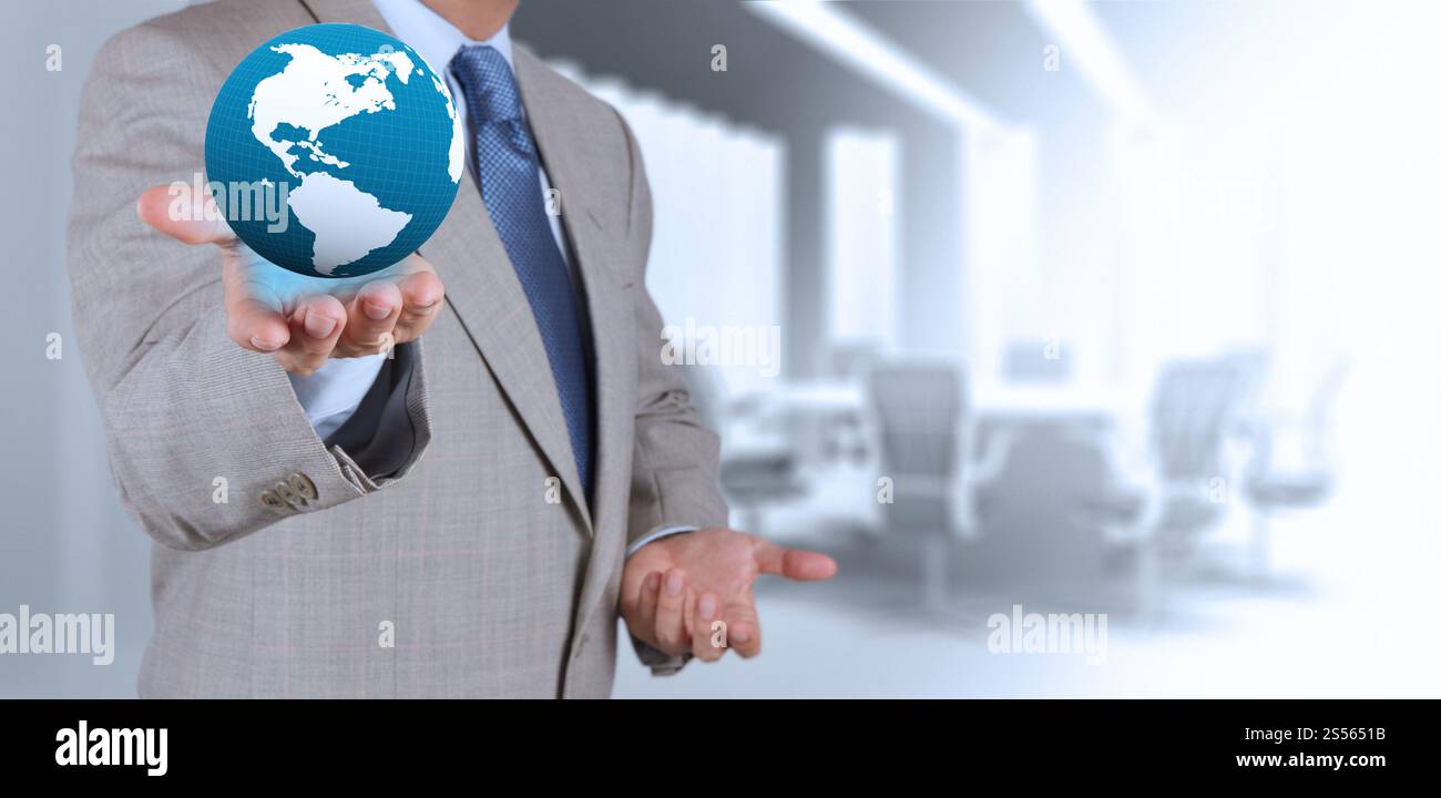 Businessman holding a glowing earth globe dans ses mains Banque D'Images