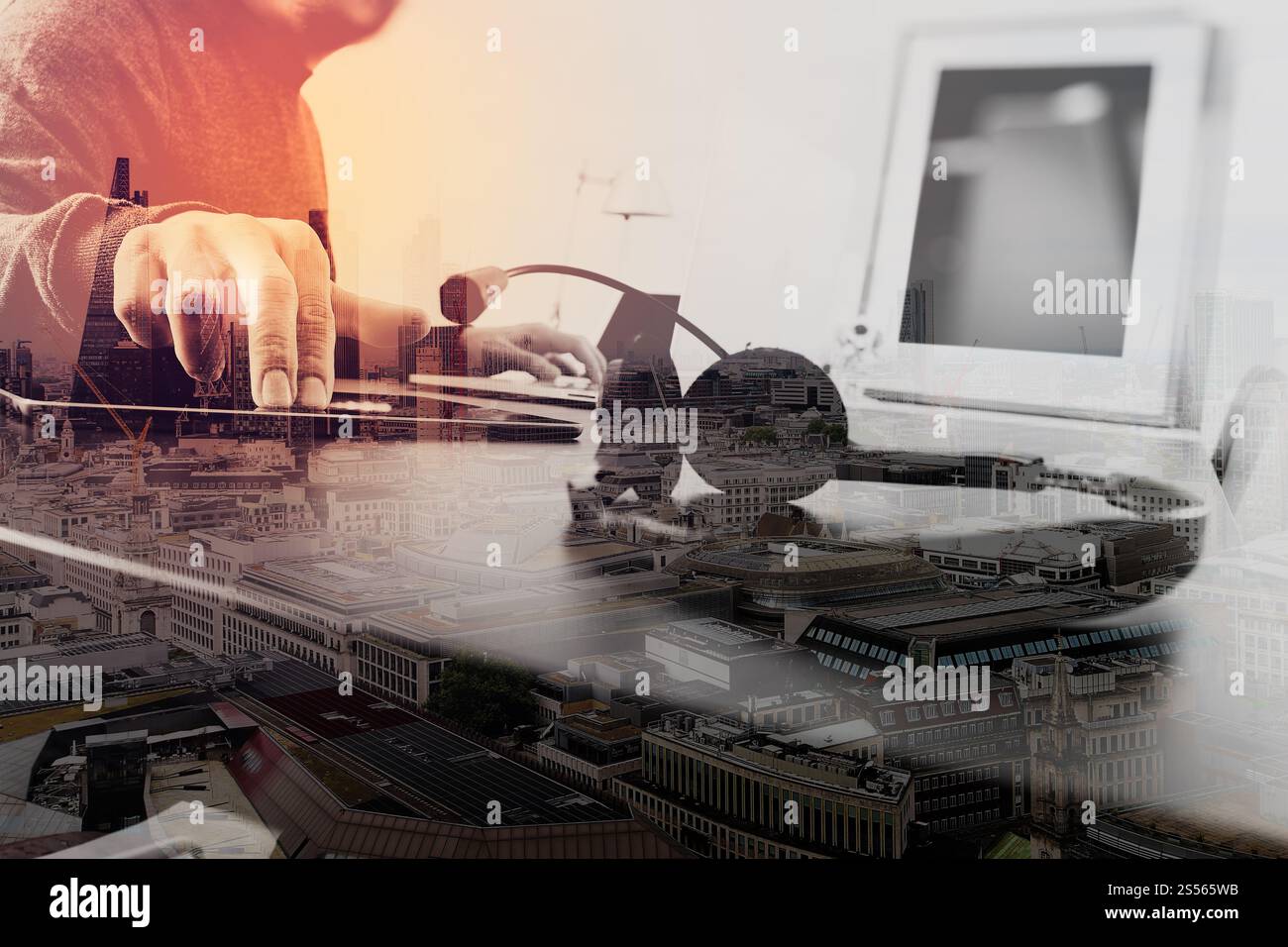 Homme utilisant un casque VoIP avec tablette numérique comme communication conceptuelle ou support informatique ou centre d'appels et service à la clientèle moderne Banque D'Images