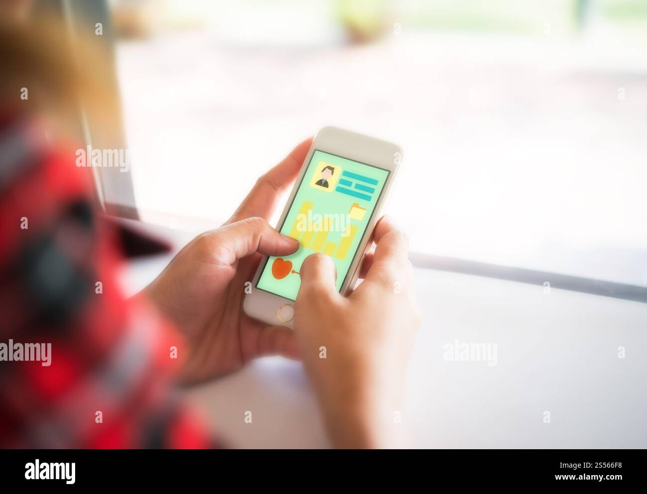 Mains d'une femme de vérifier sur l'histoire médicale avec le smartphone a un écran montrant un graphique de la santé. Banque D'Images