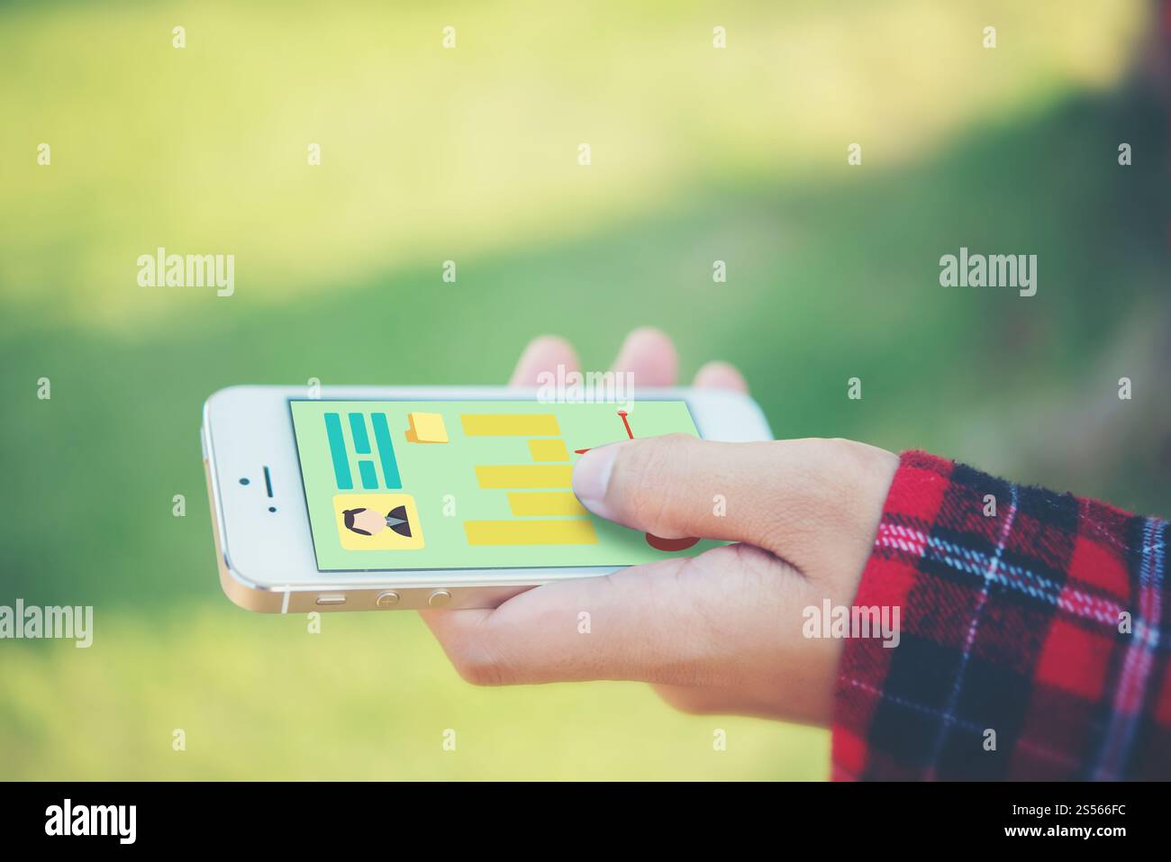 Mains d'une femme de vérifier sur l'histoire médicale avec le smartphone a un écran montrant un graphique de la santé. Banque D'Images
