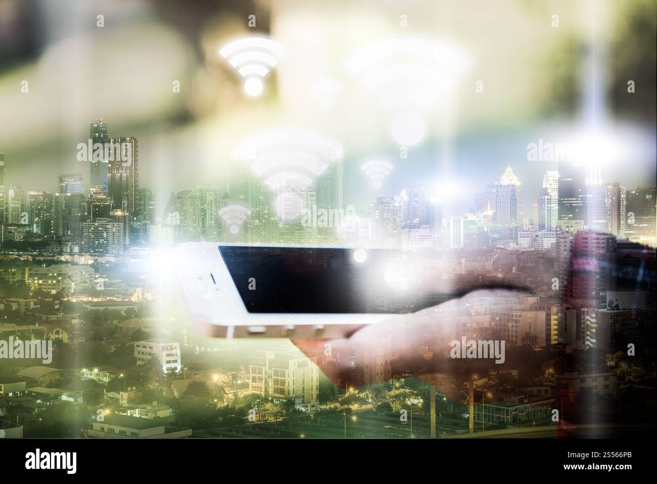 Double exposition de femme main courante et d'un écran tactile avec wifi. Smartphone et ville nuit que la communication et technologie concept. Banque D'Images