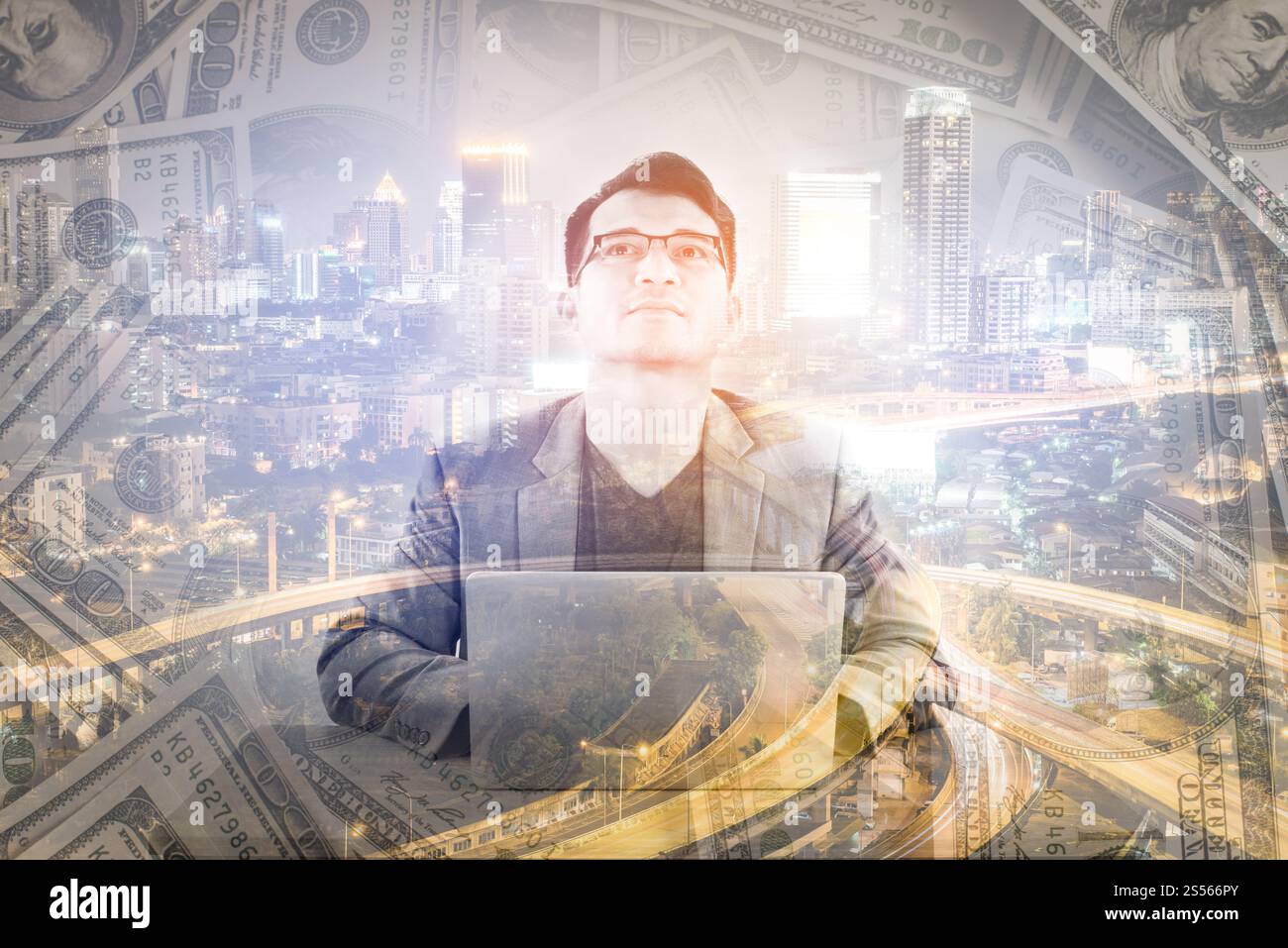 Double exposition de l'entreprise travaillant avec de l'argent et la ville la nuit. Banque D'Images