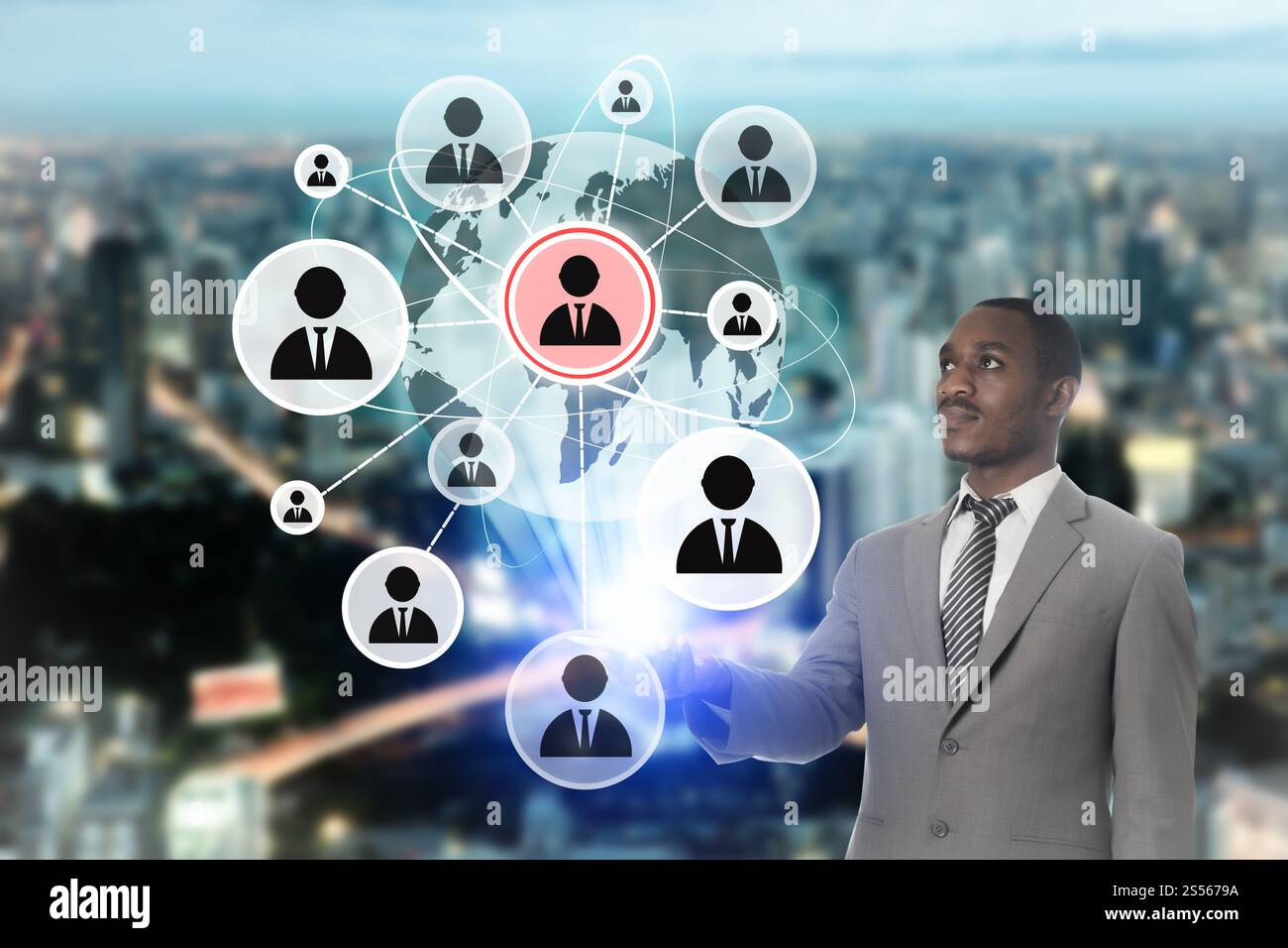 Businessman travaille sur une touche les gens sur l'écran de l'icône de connexion avec interface cityscape background. Banque D'Images