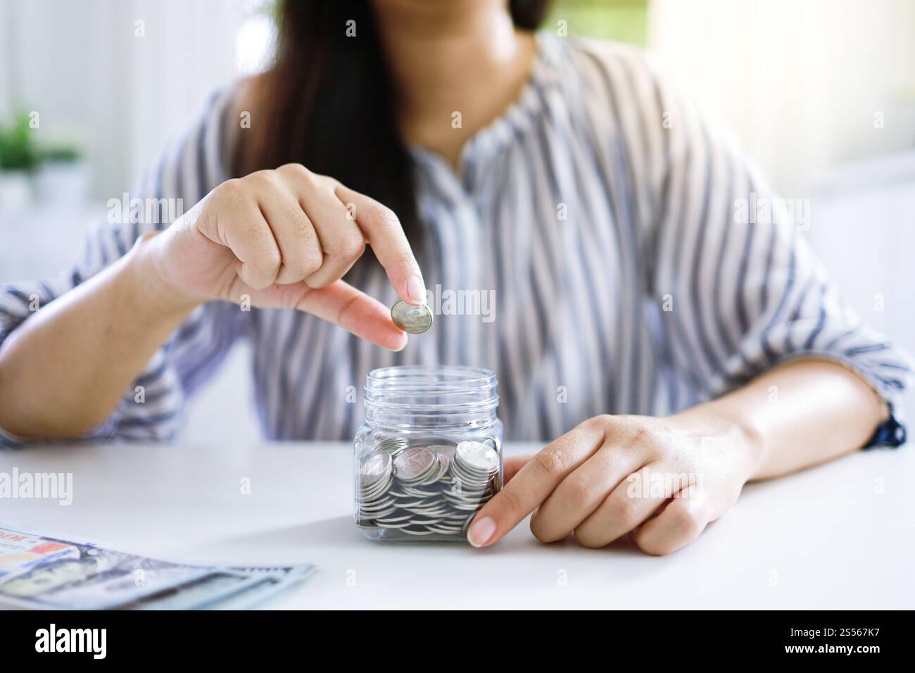 Saving Money concept financière femme main pile pièces argent billets de banque entreprise croissante. argent comptant en billets de banque en dollars Banque D'Images