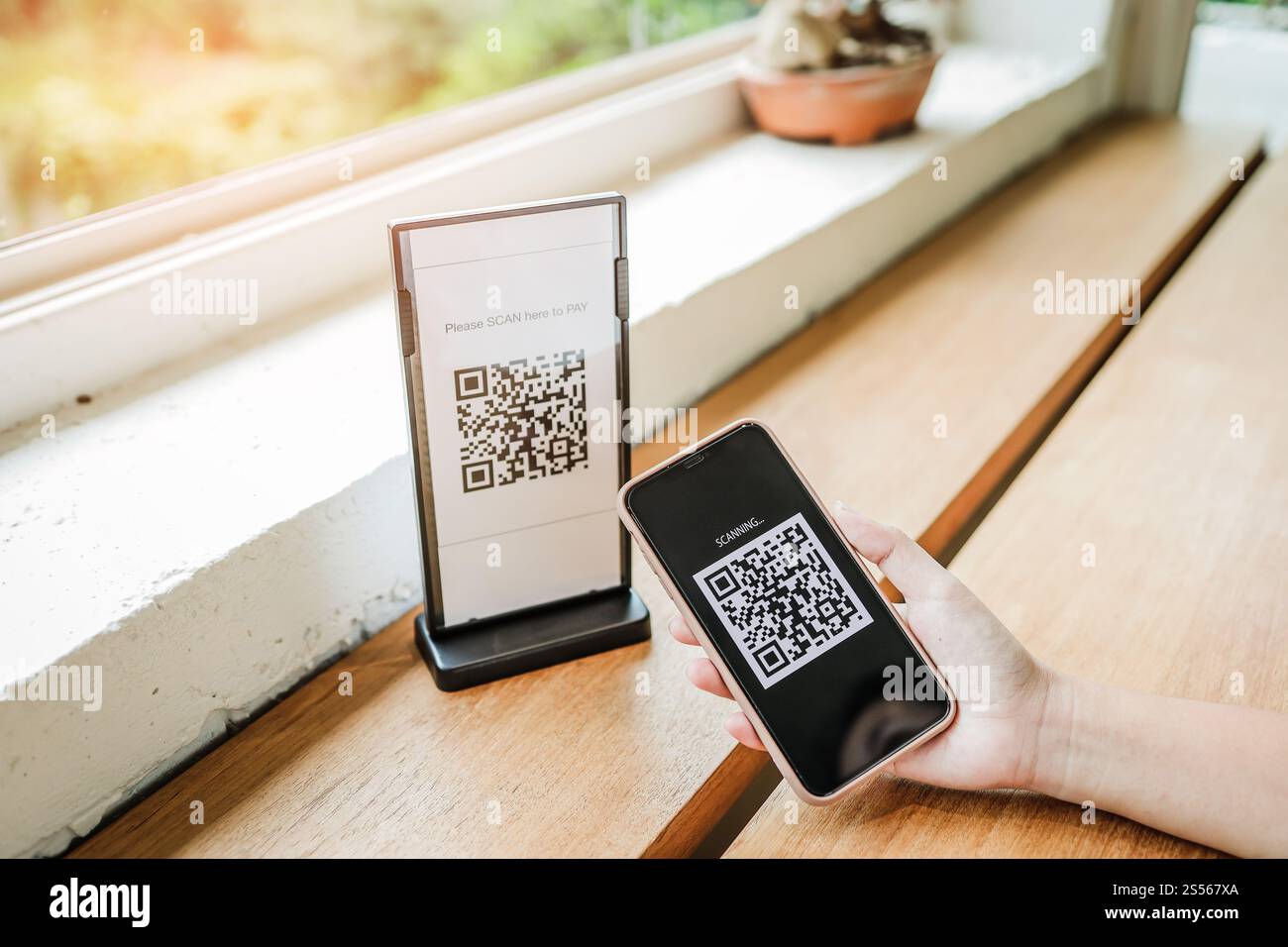 E portefeuille QR code paiement numérique payer sans argent. Femme scannant le code QR concept de technologie d'achat en ligne cashless Banque D'Images